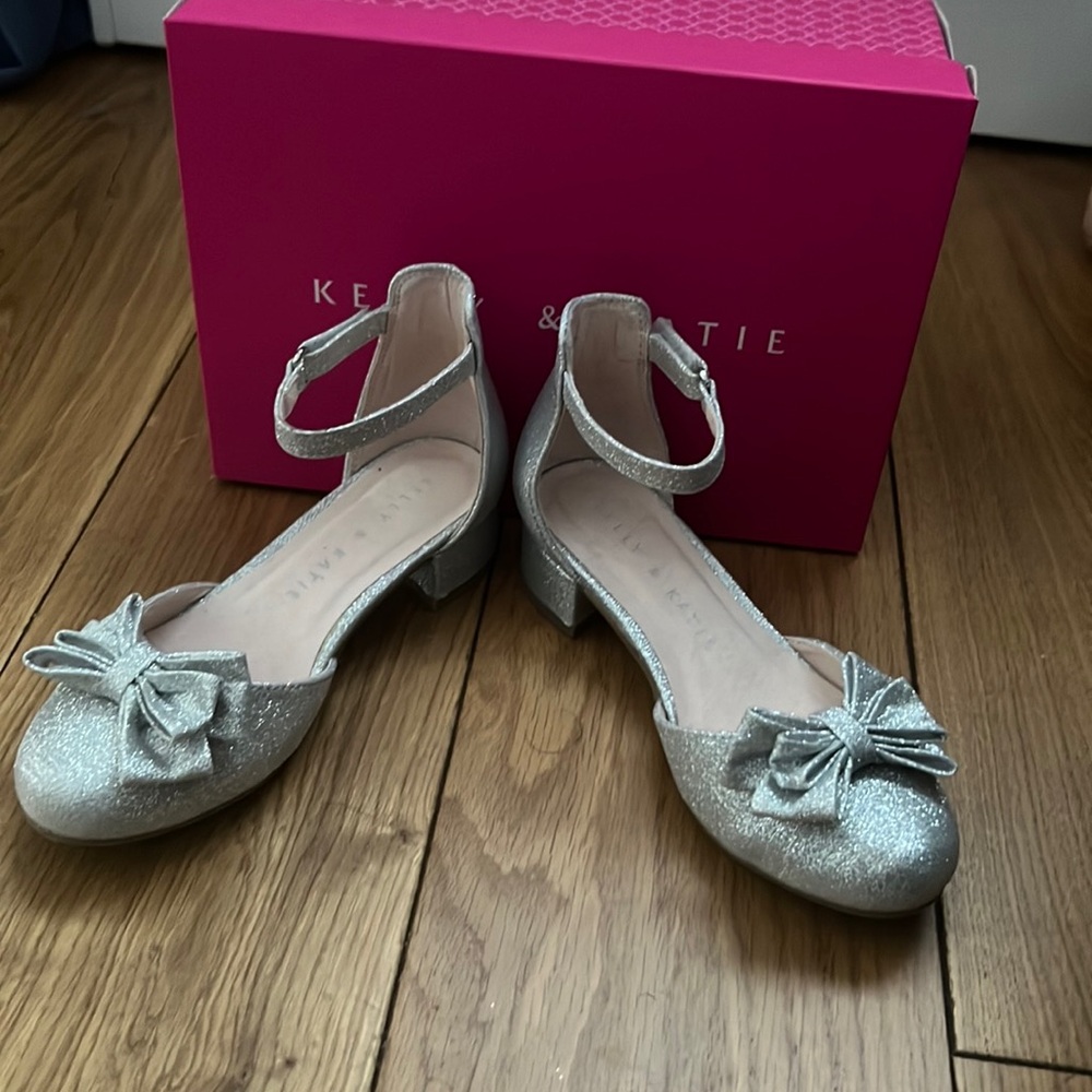 Sparkly silver  “No place like home” shoes